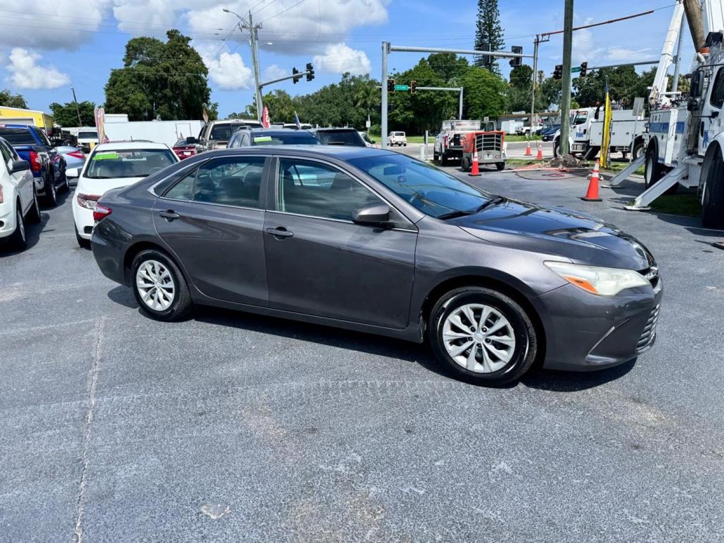 2015 GRAY TOYOTA CAMRY LE (4T1BF1FK2FU) with an 2.5L engine, Automatic transmission, located at 2929 9th St. West, Bradenton, 34205, (941) 242-2810, 27.473591, -82.570679 - Photo#1