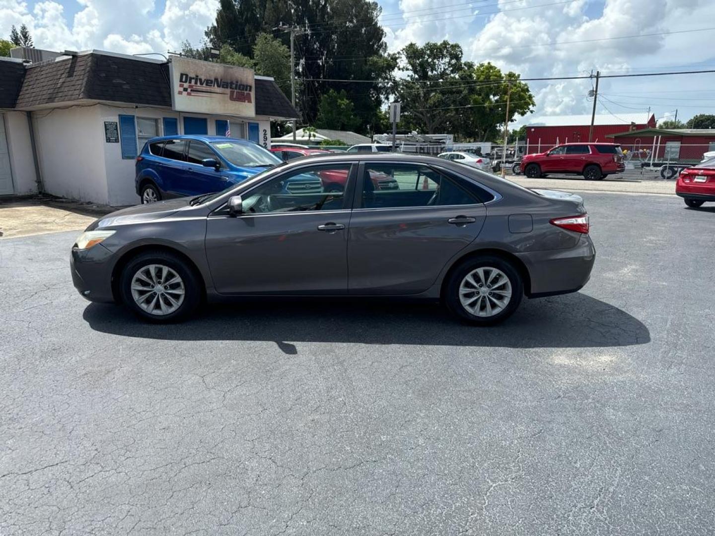 2015 GRAY TOYOTA CAMRY LE (4T1BF1FK2FU) with an 2.5L engine, Automatic transmission, located at 2929 9th St. West, Bradenton, 34205, (941) 242-2810, 27.473591, -82.570679 - Photo#4