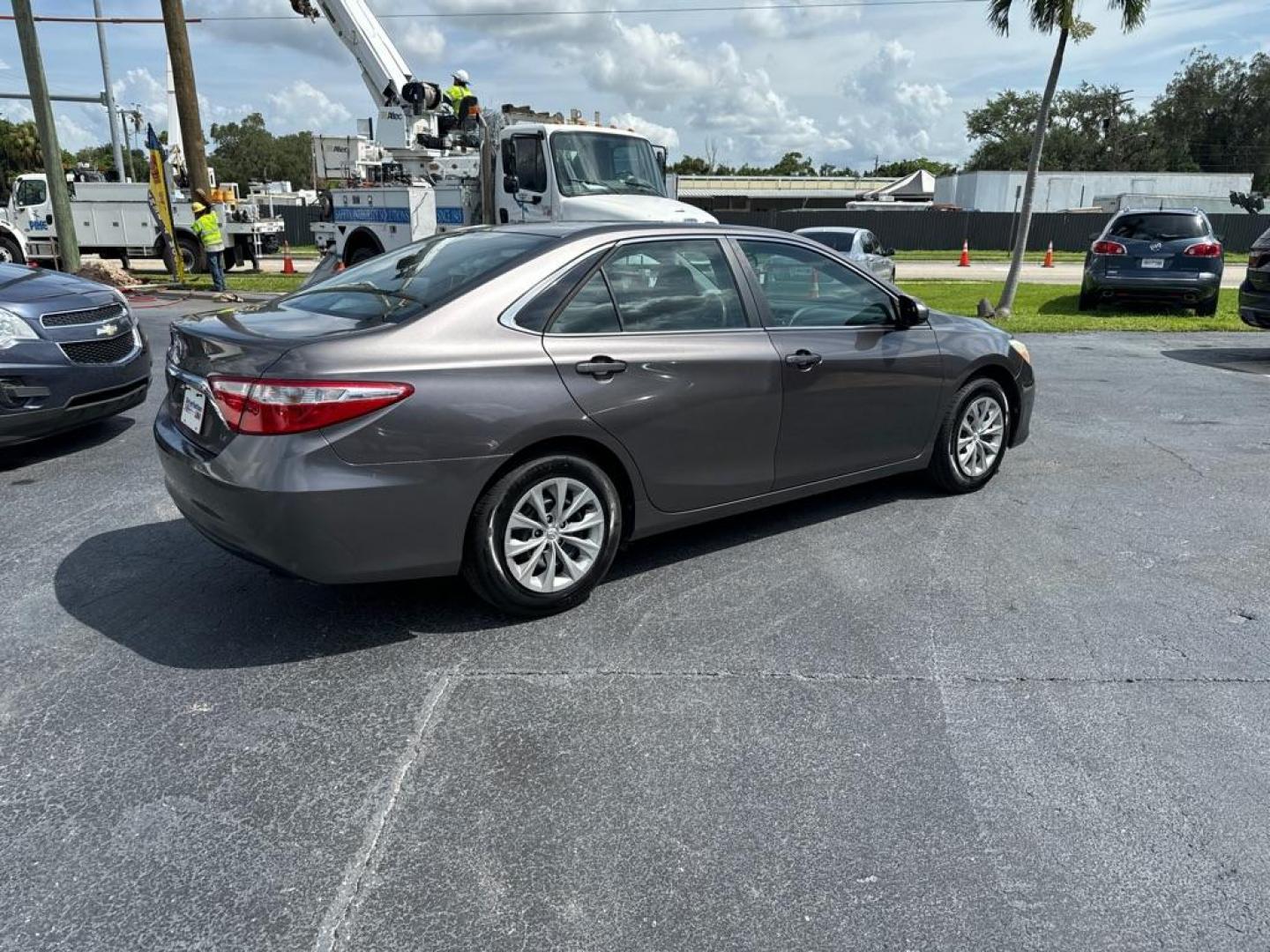 2015 GRAY TOYOTA CAMRY LE (4T1BF1FK2FU) with an 2.5L engine, Automatic transmission, located at 2929 9th St. West, Bradenton, 34205, (941) 242-2810, 27.473591, -82.570679 - Photo#6