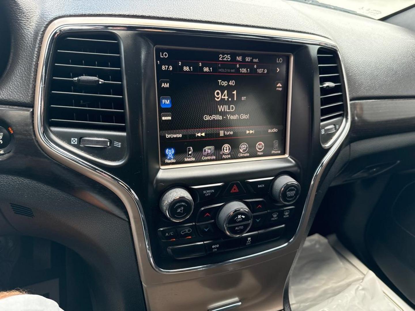 2015 BLACK JEEP GRAND CHEROKEE LAREDO (1C4RJFAG4FC) with an 3.6L engine, Automatic transmission, located at 2929 9th St. West, Bradenton, 34205, (941) 242-2810, 27.473591, -82.570679 - Thanks for inquring into DriveNation USA! All vehicles listed can be viewed at www.drivenationusa.com for vehicle history reports and additonal info. We cannot quote any terms such as down payments or monthly payments without an application. You can apply directly at www.drivenationusa.com or by con - Photo#12