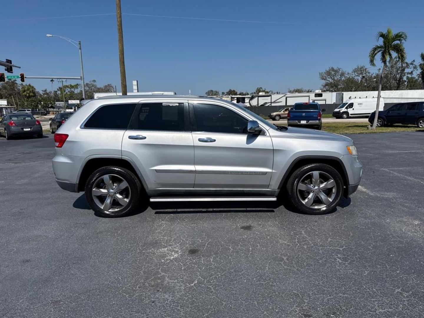 2011 SILVER JEEP GRAND CHEROKEE OVERLAND (1J4RS6GG1BC) with an 3.6L engine, Automatic transmission, located at 2929 9th St. West, Bradenton, 34205, (941) 242-2810, 27.473591, -82.570679 - Photo#8