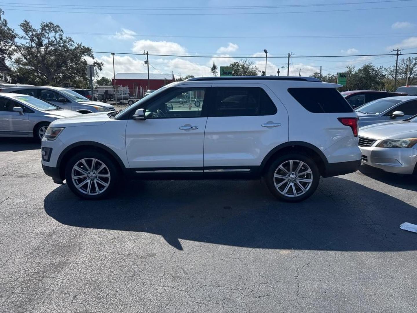 2017 WHITE FORD EXPLORER LIMITED (1FM5K8F85HG) with an 3.5L engine, Automatic transmission, located at 2929 9th St. West, Bradenton, 34205, (941) 242-2810, 27.473591, -82.570679 - Thanks for inquring into DriveNation USA! All vehicles listed can be viewed at www.drivenationusa.com for vehicle history reports and additonal info. We cannot quote any terms such as down payments or monthly payments without an application. You can apply directly at www.drivenationusa.com or by con - Photo#4