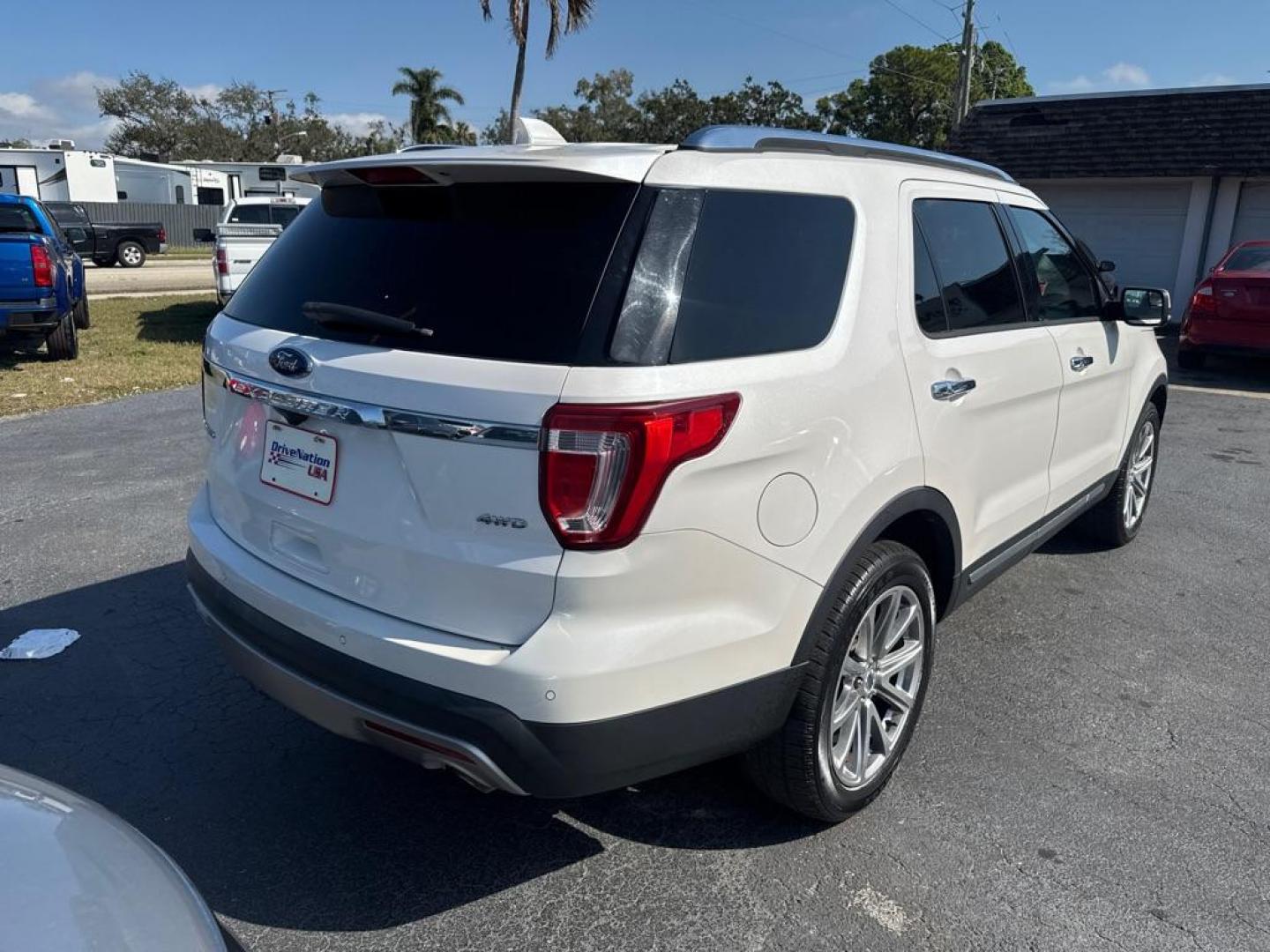 2017 WHITE FORD EXPLORER LIMITED (1FM5K8F85HG) with an 3.5L engine, Automatic transmission, located at 2929 9th St. West, Bradenton, 34205, (941) 242-2810, 27.473591, -82.570679 - Thanks for inquring into DriveNation USA! All vehicles listed can be viewed at www.drivenationusa.com for vehicle history reports and additonal info. We cannot quote any terms such as down payments or monthly payments without an application. You can apply directly at www.drivenationusa.com or by con - Photo#5