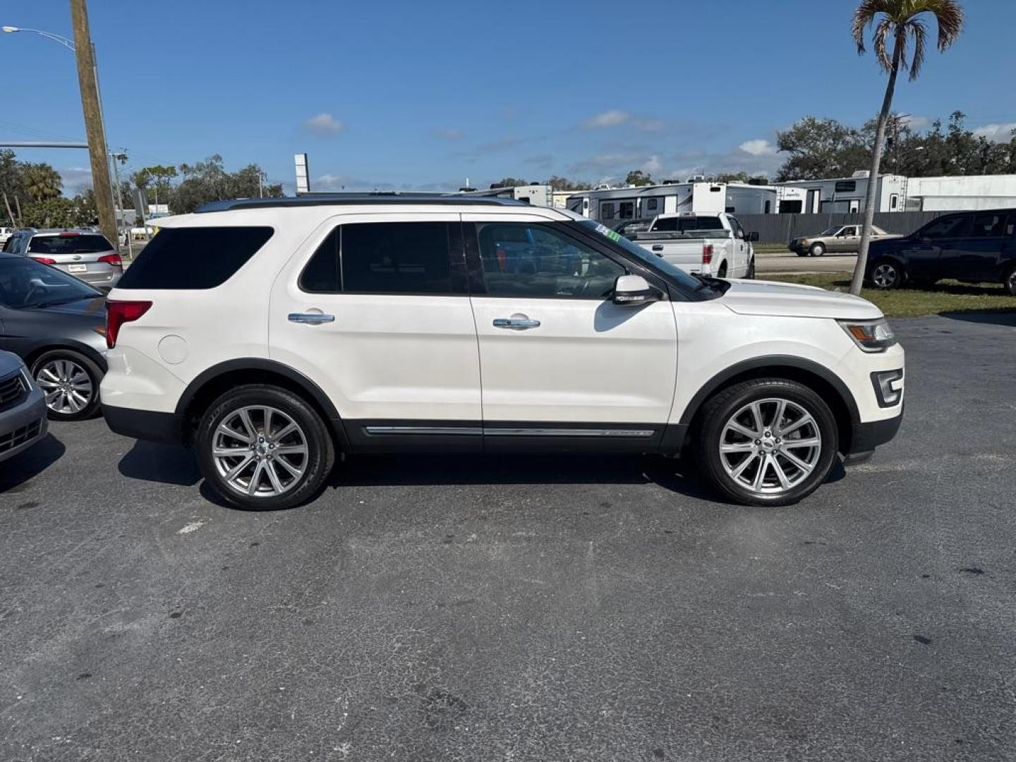 2017 WHITE FORD EXPLORER LIMITED (1FM5K8F85HG) with an 3.5L engine, Automatic transmission, located at 2929 9th St. West, Bradenton, 34205, (941) 242-2810, 27.473591, -82.570679 - Thanks for inquring into DriveNation USA! All vehicles listed can be viewed at www.drivenationusa.com for vehicle history reports and additonal info. We cannot quote any terms such as down payments or monthly payments without an application. You can apply directly at www.drivenationusa.com or by con - Photo#6