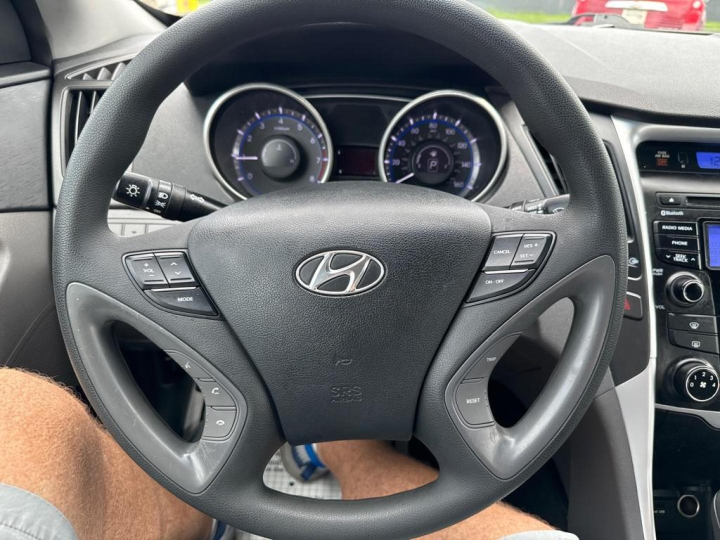 2012 GRAY HYUNDAI SONATA GLS (5NPEB4AC9CH) with an 2.4L engine, Automatic transmission, located at 2929 9th St. West, Bradenton, 34205, (941) 242-2810, 27.473591, -82.570679 - Thanks for inquring into DriveNation USA! All vehicles listed can be viewed at www.drivenationusa.com for vehicle history reports and additonal info. We cannot quote any terms such as down payments or monthly payments without an application. You can apply directly at www.drivenationusa.com or by con - Photo#13