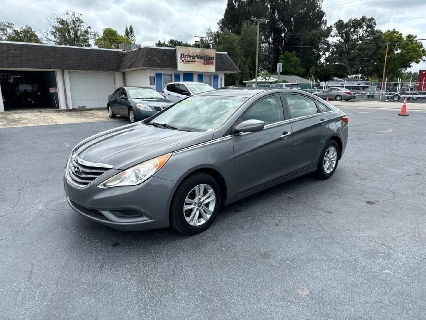 2012 GRAY HYUNDAI SONATA GLS (5NPEB4AC9CH) with an 2.4L engine, Automatic transmission, located at 2929 9th St. West, Bradenton, 34205, (941) 242-2810, 27.473591, -82.570679 - Thanks for inquring into DriveNation USA! All vehicles listed can be viewed at www.drivenationusa.com for vehicle history reports and additonal info. We cannot quote any terms such as down payments or monthly payments without an application. You can apply directly at www.drivenationusa.com or by con - Photo#4