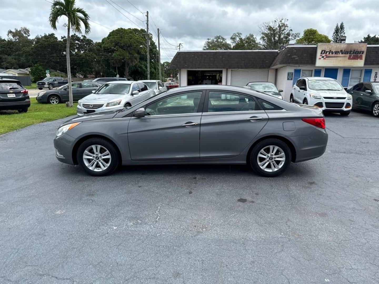 2012 GRAY HYUNDAI SONATA GLS (5NPEB4AC9CH) with an 2.4L engine, Automatic transmission, located at 2929 9th St. West, Bradenton, 34205, (941) 242-2810, 27.473591, -82.570679 - Thanks for inquring into DriveNation USA! All vehicles listed can be viewed at www.drivenationusa.com for vehicle history reports and additonal info. We cannot quote any terms such as down payments or monthly payments without an application. You can apply directly at www.drivenationusa.com or by con - Photo#5