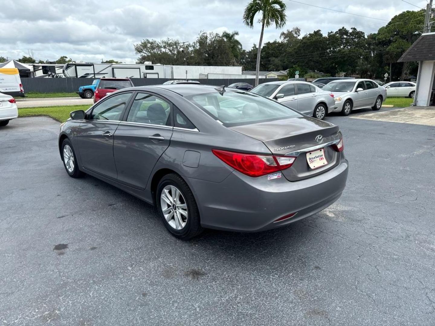 2012 GRAY HYUNDAI SONATA GLS (5NPEB4AC9CH) with an 2.4L engine, Automatic transmission, located at 2929 9th St. West, Bradenton, 34205, (941) 242-2810, 27.473591, -82.570679 - Thanks for inquring into DriveNation USA! All vehicles listed can be viewed at www.drivenationusa.com for vehicle history reports and additonal info. We cannot quote any terms such as down payments or monthly payments without an application. You can apply directly at www.drivenationusa.com or by con - Photo#6