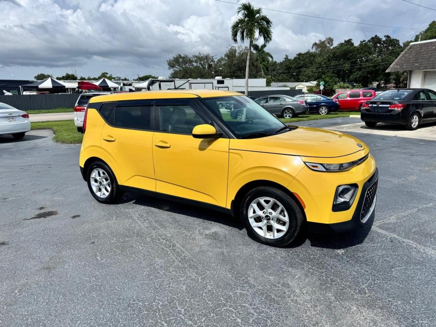 2020 YELLOW KIA SOUL S (KNDJ23AU3L7) with an 2.0L engine, Automatic transmission, located at 2929 9th St. West, Bradenton, 34205, (941) 242-2810, 27.473591, -82.570679 - Thanks for inquring into DriveNation USA! All vehicles listed can be viewed at www.drivenationusa.com for vehicle history reports and additonal info. We cannot quote any terms such as down payments or monthly payments without an application. You can apply directly at www.drivenationusa.com or by con - Photo#0