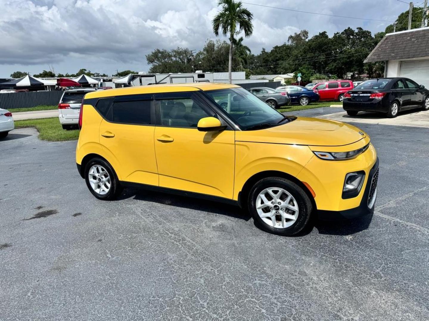 2020 YELLOW KIA SOUL S (KNDJ23AU3L7) with an 2.0L engine, Automatic transmission, located at 2929 9th St. West, Bradenton, 34205, (941) 242-2810, 27.473591, -82.570679 - Thanks for inquring into DriveNation USA! All vehicles listed can be viewed at www.drivenationusa.com for vehicle history reports and additonal info. We cannot quote any terms such as down payments or monthly payments without an application. You can apply directly at www.drivenationusa.com or by con - Photo#1