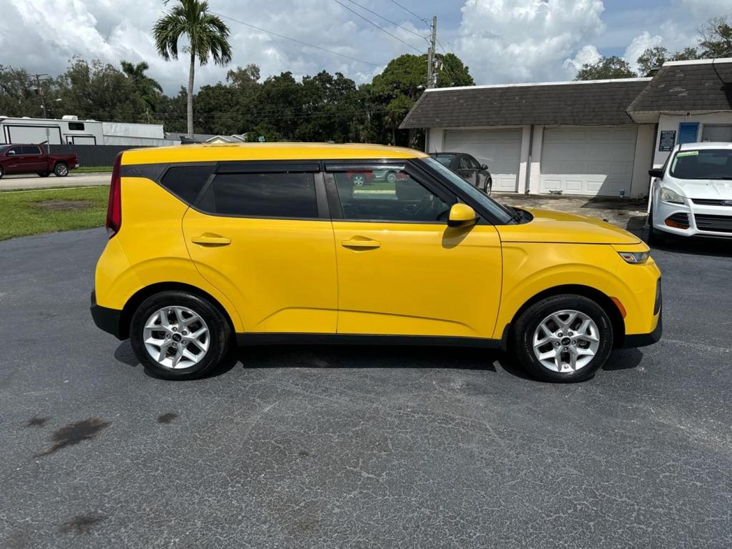 2020 YELLOW KIA SOUL S (KNDJ23AU3L7) with an 2.0L engine, Automatic transmission, located at 2929 9th St. West, Bradenton, 34205, (941) 242-2810, 27.473591, -82.570679 - Thanks for inquring into DriveNation USA! All vehicles listed can be viewed at www.drivenationusa.com for vehicle history reports and additonal info. We cannot quote any terms such as down payments or monthly payments without an application. You can apply directly at www.drivenationusa.com or by con - Photo#8