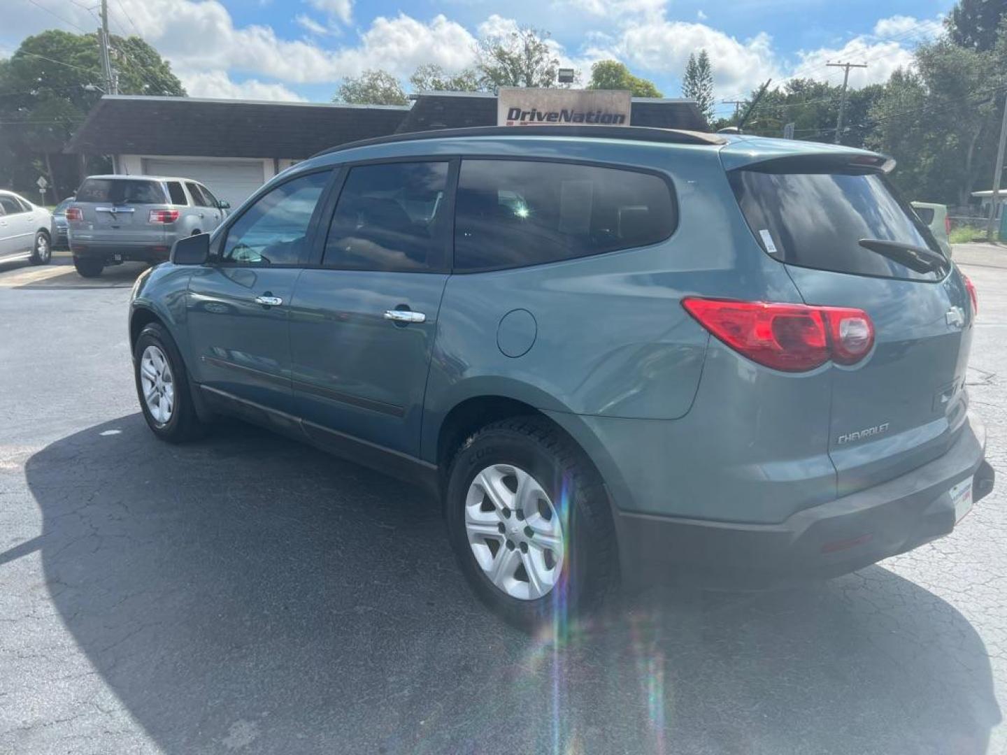 2009 GREEN CHEVROLET TRAVERSE LS (1GNER13D79S) with an 3.6L engine, Automatic transmission, located at 2929 9th St. West, Bradenton, 34205, (941) 242-2810, 27.473591, -82.570679 - Photo#3