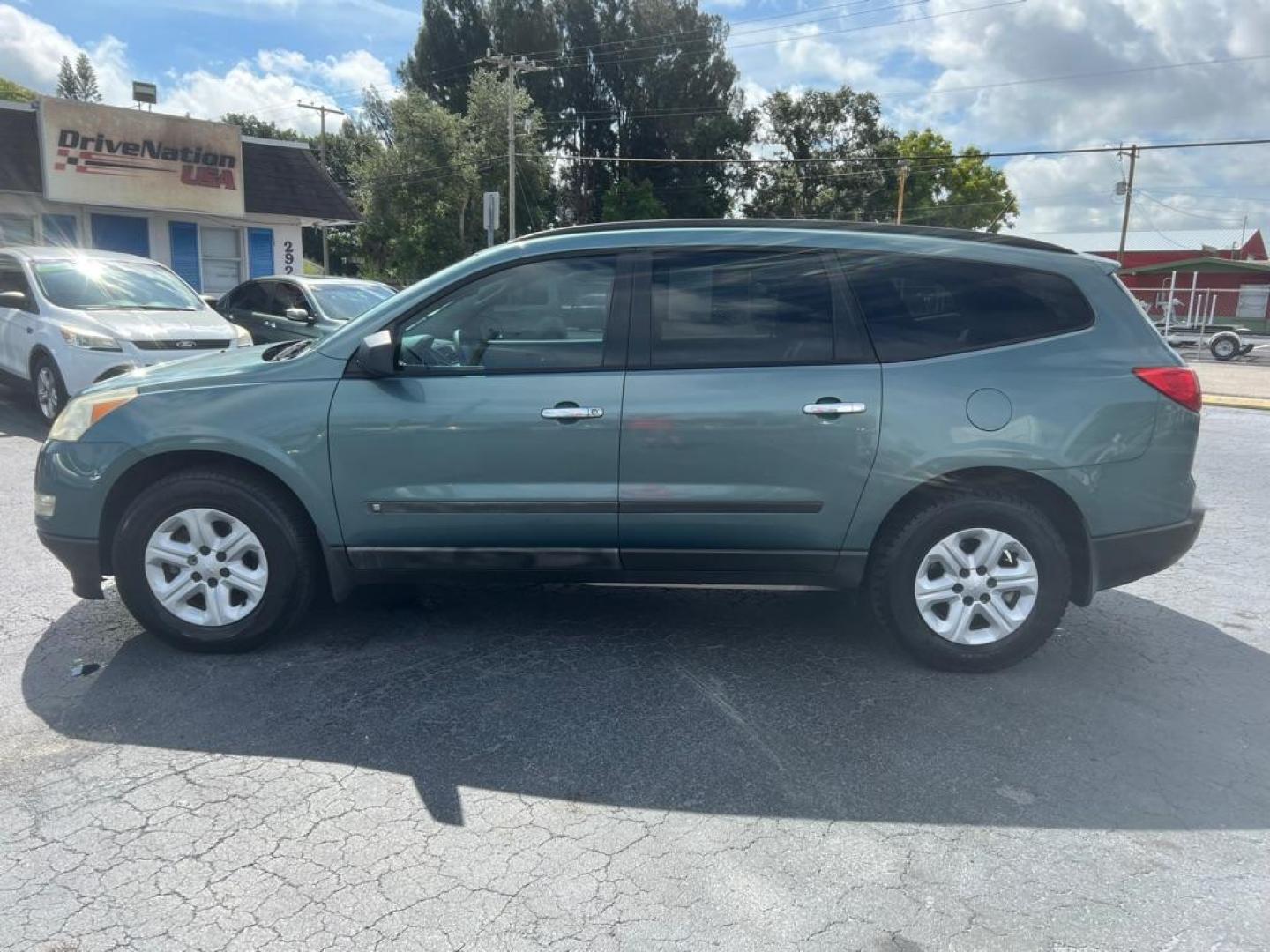 2009 GREEN CHEVROLET TRAVERSE LS (1GNER13D79S) with an 3.6L engine, Automatic transmission, located at 2929 9th St. West, Bradenton, 34205, (941) 242-2810, 27.473591, -82.570679 - Photo#4