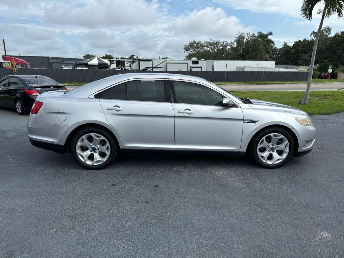 2010 SILVER FORD TAURUS SEL (1FAHP2EWXAG) with an 3.5L engine, Automatic transmission, located at 2929 9th St. West, Bradenton, 34205, (941) 242-2810, 27.473591, -82.570679 - Thanks for inquring into DriveNation USA! All vehicles listed can be viewed at www.drivenationusa.com for vehicle history reports and additonal info. We cannot quote any terms such as down payments or monthly payments without an application. You can apply directly at www.drivenationusa.com or by con - Photo#9