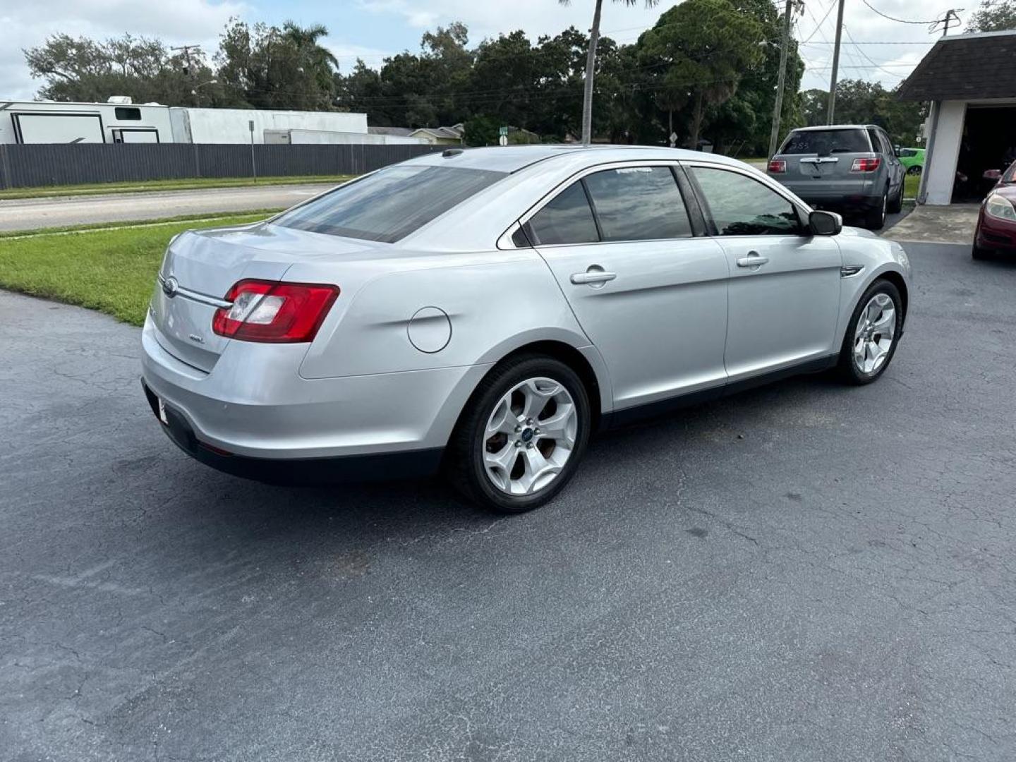 2010 SILVER FORD TAURUS SEL (1FAHP2EWXAG) with an 3.5L engine, Automatic transmission, located at 2929 9th St. West, Bradenton, 34205, (941) 242-2810, 27.473591, -82.570679 - Thanks for inquring into DriveNation USA! All vehicles listed can be viewed at www.drivenationusa.com for vehicle history reports and additonal info. We cannot quote any terms such as down payments or monthly payments without an application. You can apply directly at www.drivenationusa.com or by con - Photo#8