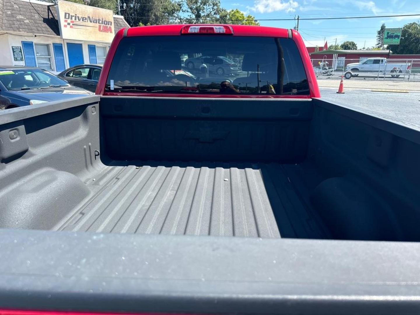 2018 RED CHEVROLET SILVERADO 1500 CUSTOM (1GCRCPEH9JZ) with an 4.3L engine, Automatic transmission, located at 2929 9th St. West, Bradenton, 34205, (941) 242-2810, 27.473591, -82.570679 - Thanks for inquring into DriveNation USA! All vehicles listed can be viewed at www.drivenationusa.com for vehicle history reports and additonal info. We cannot quote any terms such as down payments or monthly payments without an application. You can apply directly at www.drivenationusa.com or by con - Photo#9