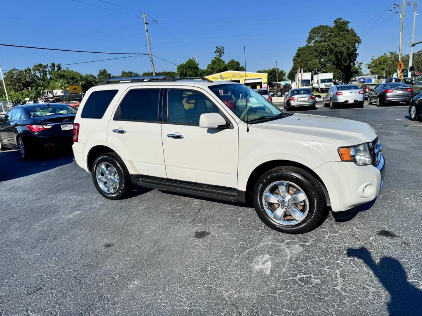 2011 WHITE FORD ESCAPE LIMITED (1FMCU9EG3BK) with an 3.0L engine, Automatic transmission, located at 2929 9th St. West, Bradenton, 34205, (941) 242-2810, 27.473591, -82.570679 - Photo#1