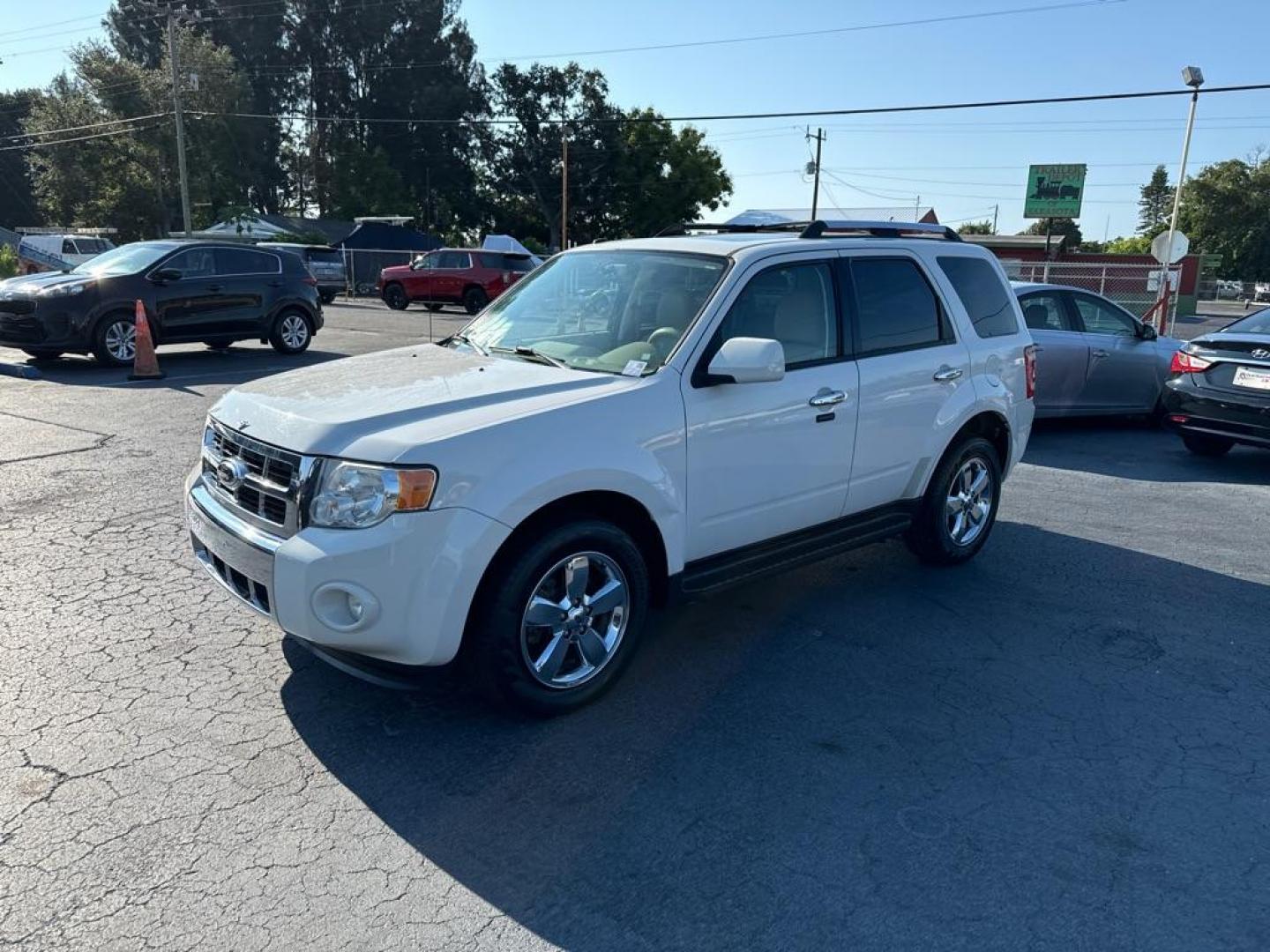 2011 WHITE FORD ESCAPE LIMITED (1FMCU9EG3BK) with an 3.0L engine, Automatic transmission, located at 2929 9th St. West, Bradenton, 34205, (941) 242-2810, 27.473591, -82.570679 - Photo#3