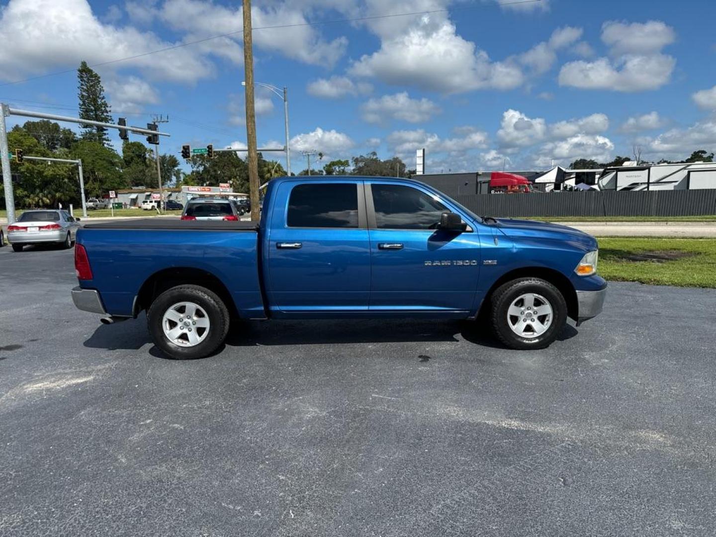 2011 BLUE DODGE RAM 1500 (1D7RV1CT7BS) with an 5.7L engine, Automatic transmission, located at 2929 9th St. West, Bradenton, 34205, (941) 242-2810, 27.473591, -82.570679 - Photo#9