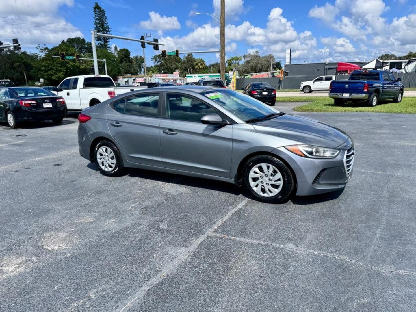 2018 GRAY HYUNDAI ELANTRA SE (KMHD74LF1JU) with an 2.0L engine, Automatic transmission, located at 2929 9th St. West, Bradenton, 34205, (941) 242-2810, 27.473591, -82.570679 - Photo#1