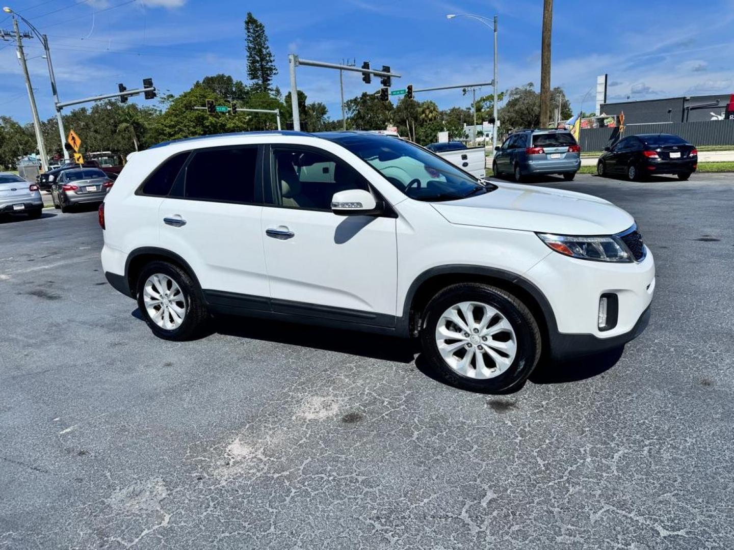 2014 WHITE KIA SORENTO EX (5XYKU4A72EG) with an 3.3L engine, Automatic transmission, located at 2929 9th St. West, Bradenton, 34205, (941) 242-2810, 27.473591, -82.570679 - Thanks for inquring into DriveNation USA! All vehicles listed can be viewed at www.drivenationusa.com for vehicle history reports and additonal info. We cannot quote any terms such as down payments or monthly payments without an application. You can apply directly at www.drivenationusa.com or by con - Photo#0