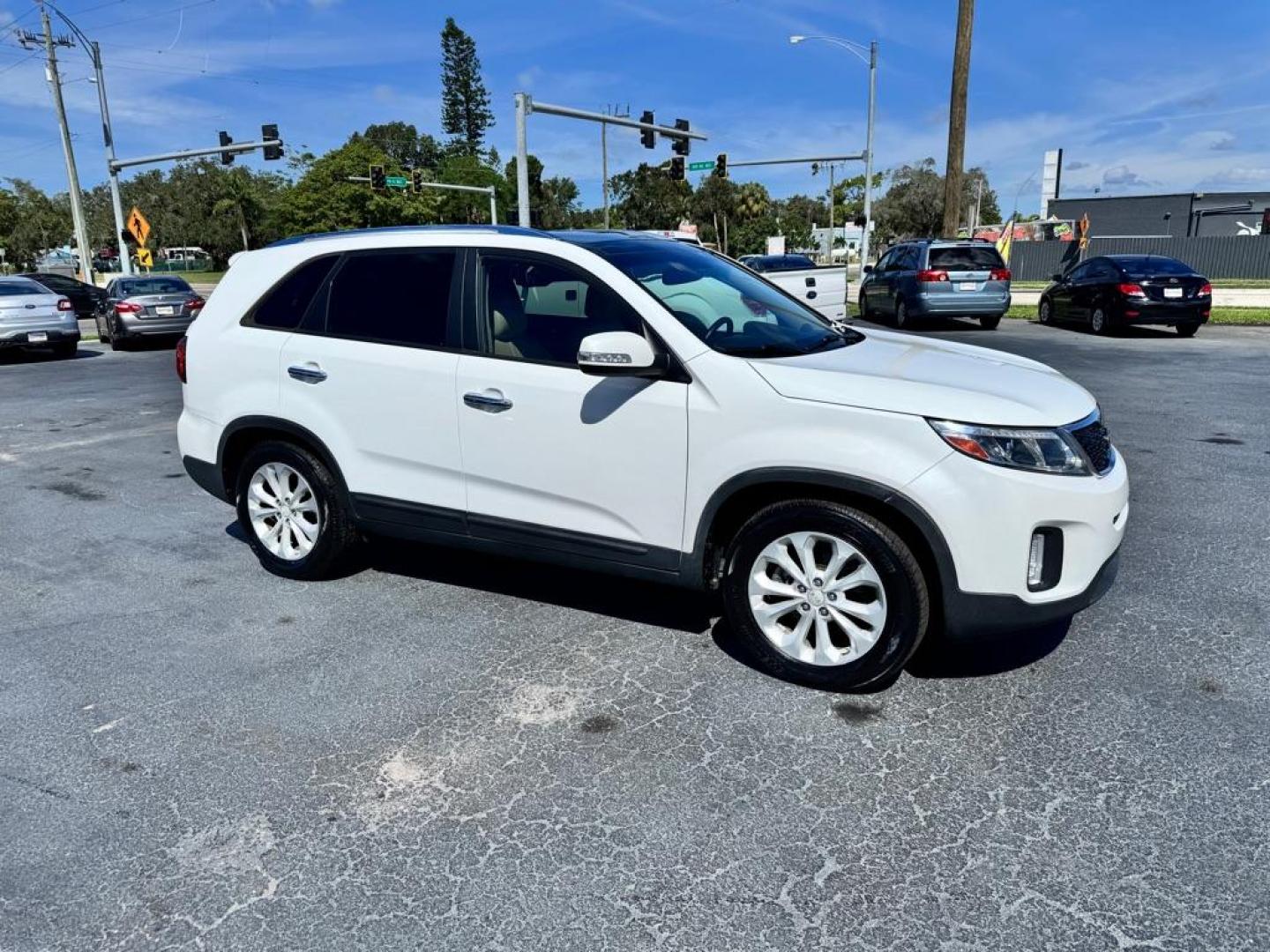 2014 WHITE KIA SORENTO EX (5XYKU4A72EG) with an 3.3L engine, Automatic transmission, located at 2929 9th St. West, Bradenton, 34205, (941) 242-2810, 27.473591, -82.570679 - Thanks for inquring into DriveNation USA! All vehicles listed can be viewed at www.drivenationusa.com for vehicle history reports and additonal info. We cannot quote any terms such as down payments or monthly payments without an application. You can apply directly at www.drivenationusa.com or by con - Photo#1