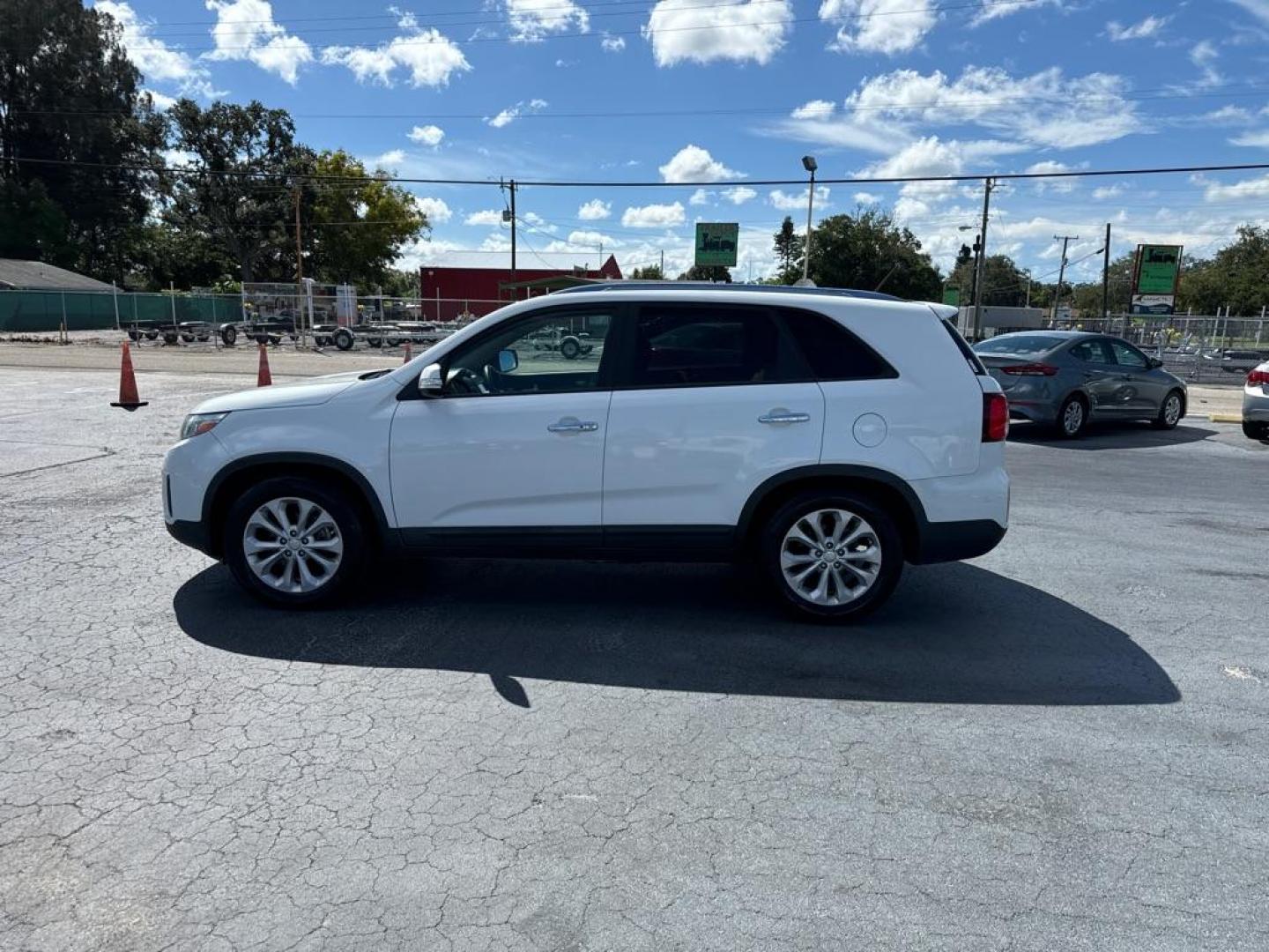 2014 WHITE KIA SORENTO EX (5XYKU4A72EG) with an 3.3L engine, Automatic transmission, located at 2929 9th St. West, Bradenton, 34205, (941) 242-2810, 27.473591, -82.570679 - Thanks for inquring into DriveNation USA! All vehicles listed can be viewed at www.drivenationusa.com for vehicle history reports and additonal info. We cannot quote any terms such as down payments or monthly payments without an application. You can apply directly at www.drivenationusa.com or by con - Photo#4