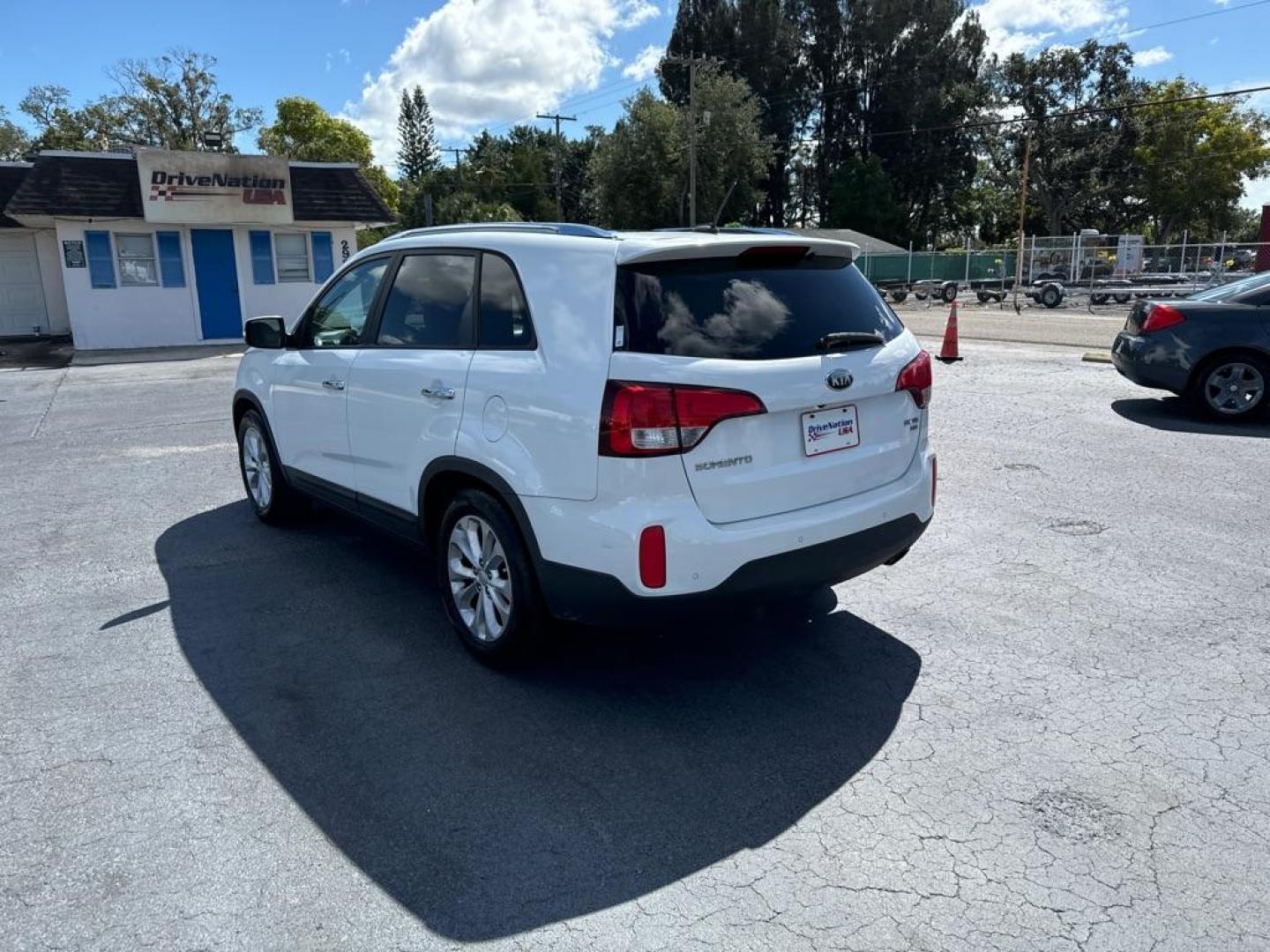 2014 WHITE KIA SORENTO EX (5XYKU4A72EG) with an 3.3L engine, Automatic transmission, located at 2929 9th St. West, Bradenton, 34205, (941) 242-2810, 27.473591, -82.570679 - Thanks for inquring into DriveNation USA! All vehicles listed can be viewed at www.drivenationusa.com for vehicle history reports and additonal info. We cannot quote any terms such as down payments or monthly payments without an application. You can apply directly at www.drivenationusa.com or by con - Photo#5