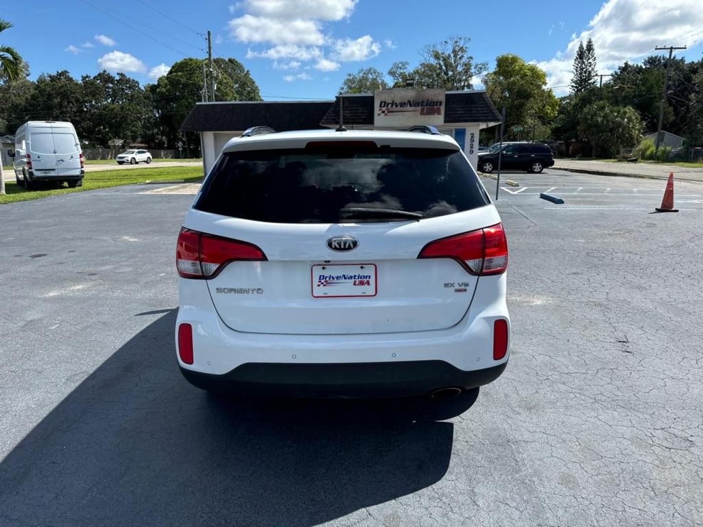 2014 WHITE KIA SORENTO EX (5XYKU4A72EG) with an 3.3L engine, Automatic transmission, located at 2929 9th St. West, Bradenton, 34205, (941) 242-2810, 27.473591, -82.570679 - Thanks for inquring into DriveNation USA! All vehicles listed can be viewed at www.drivenationusa.com for vehicle history reports and additonal info. We cannot quote any terms such as down payments or monthly payments without an application. You can apply directly at www.drivenationusa.com or by con - Photo#6