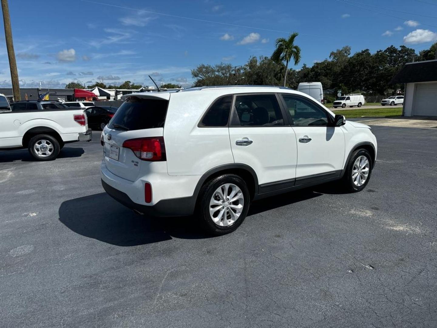 2014 WHITE KIA SORENTO EX (5XYKU4A72EG) with an 3.3L engine, Automatic transmission, located at 2929 9th St. West, Bradenton, 34205, (941) 242-2810, 27.473591, -82.570679 - Thanks for inquring into DriveNation USA! All vehicles listed can be viewed at www.drivenationusa.com for vehicle history reports and additonal info. We cannot quote any terms such as down payments or monthly payments without an application. You can apply directly at www.drivenationusa.com or by con - Photo#7