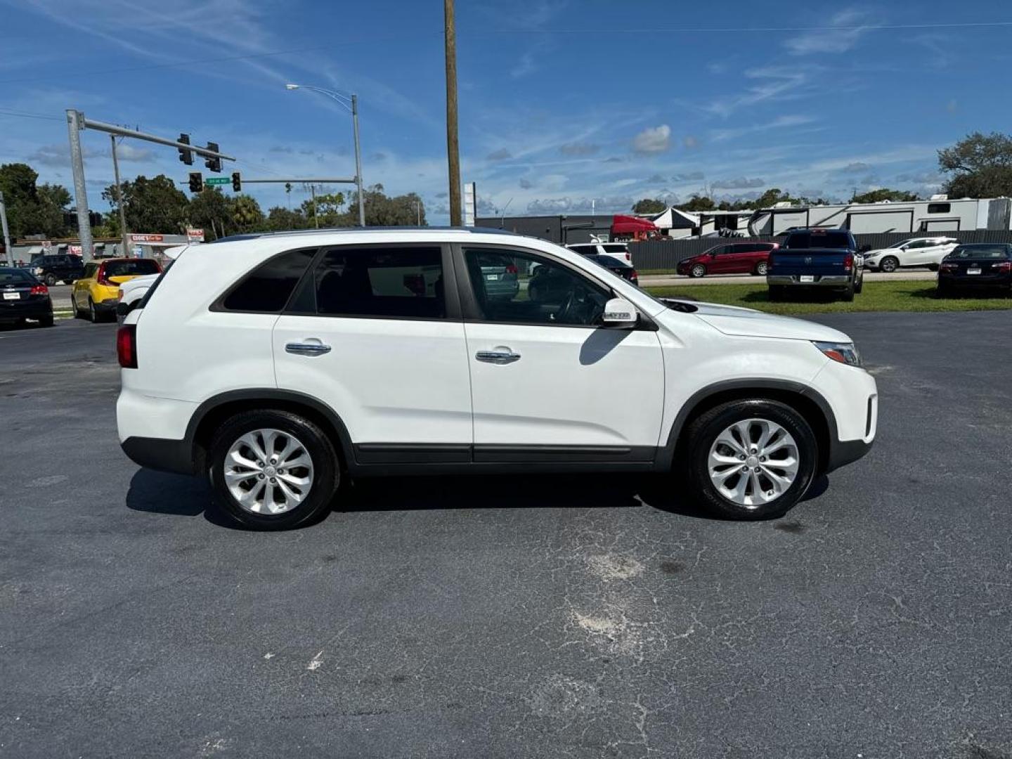 2014 WHITE KIA SORENTO EX (5XYKU4A72EG) with an 3.3L engine, Automatic transmission, located at 2929 9th St. West, Bradenton, 34205, (941) 242-2810, 27.473591, -82.570679 - Thanks for inquring into DriveNation USA! All vehicles listed can be viewed at www.drivenationusa.com for vehicle history reports and additonal info. We cannot quote any terms such as down payments or monthly payments without an application. You can apply directly at www.drivenationusa.com or by con - Photo#8