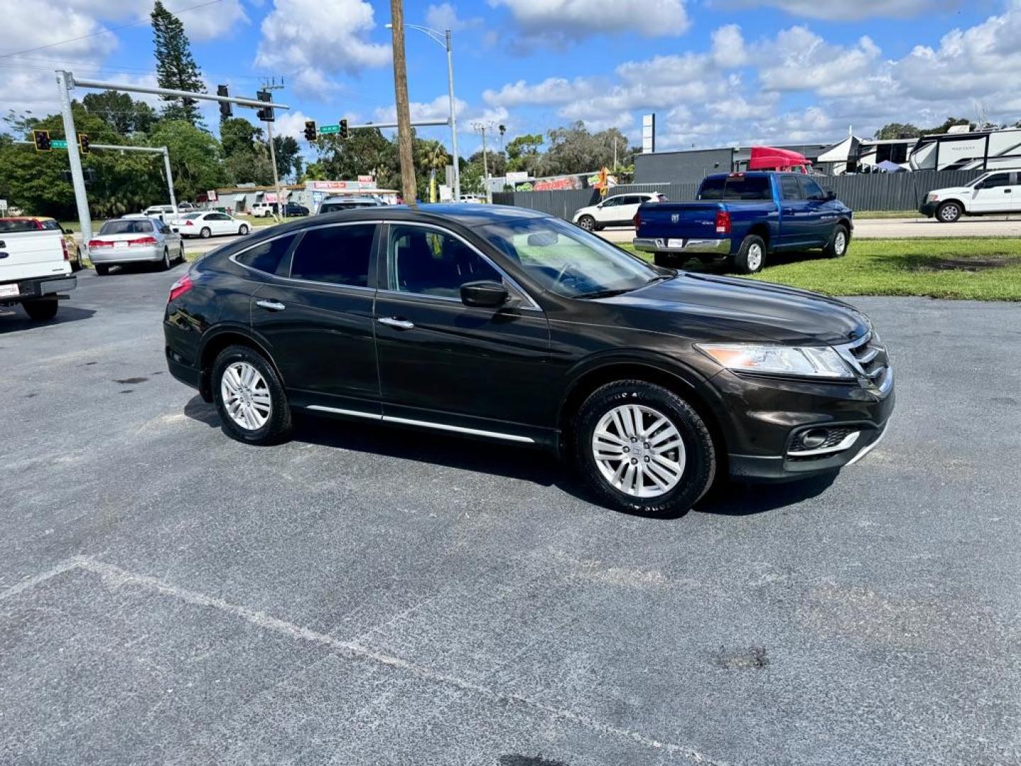 2015 BROWN HONDA CROSSTOUR EX (5J6TF3H39FL) with an 2.4L engine, Automatic transmission, located at 2929 9th St. West, Bradenton, 34205, (941) 242-2810, 27.473591, -82.570679 - Photo#0