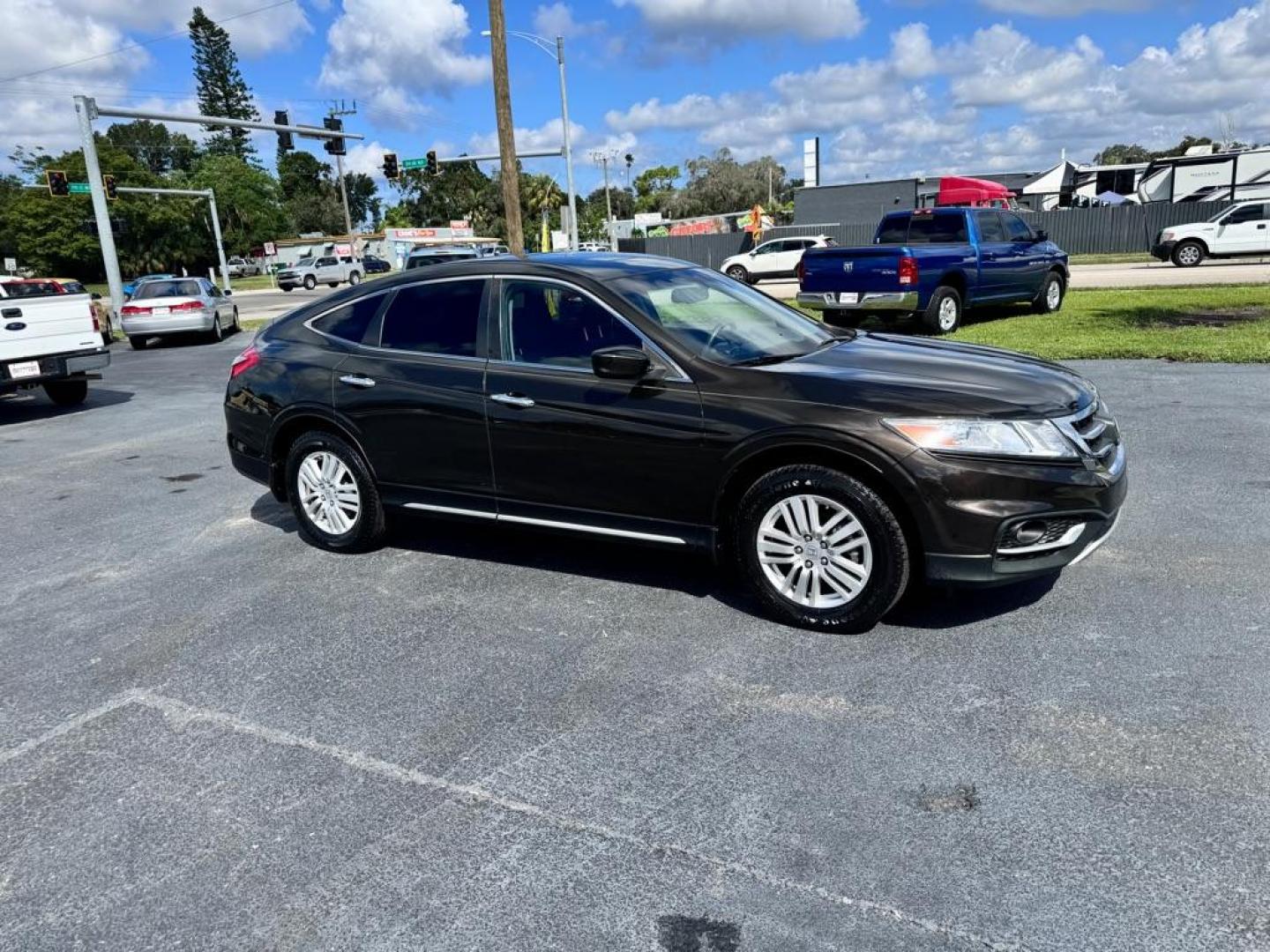 2015 BROWN HONDA CROSSTOUR EX (5J6TF3H39FL) with an 2.4L engine, Automatic transmission, located at 2929 9th St. West, Bradenton, 34205, (941) 242-2810, 27.473591, -82.570679 - Photo#1