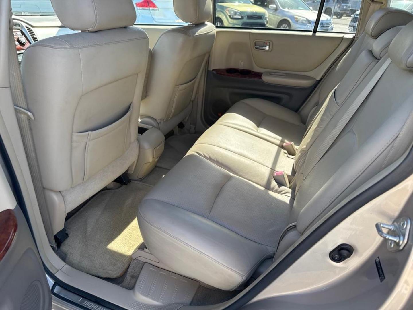 2006 GOLD TOYOTA HIGHLANDER LIMITED (JTEDP21A460) with an 3.3L engine, Automatic transmission, located at 2929 9th St. West, Bradenton, 34205, (941) 242-2810, 27.473591, -82.570679 - Thanks for inquring into DriveNation USA! All vehicles listed can be viewed at www.drivenationusa.com for vehicle history reports and additonal info. We cannot quote any terms such as down payments or monthly payments without an application. You can apply directly at www.drivenationusa.com or by con - Photo#14