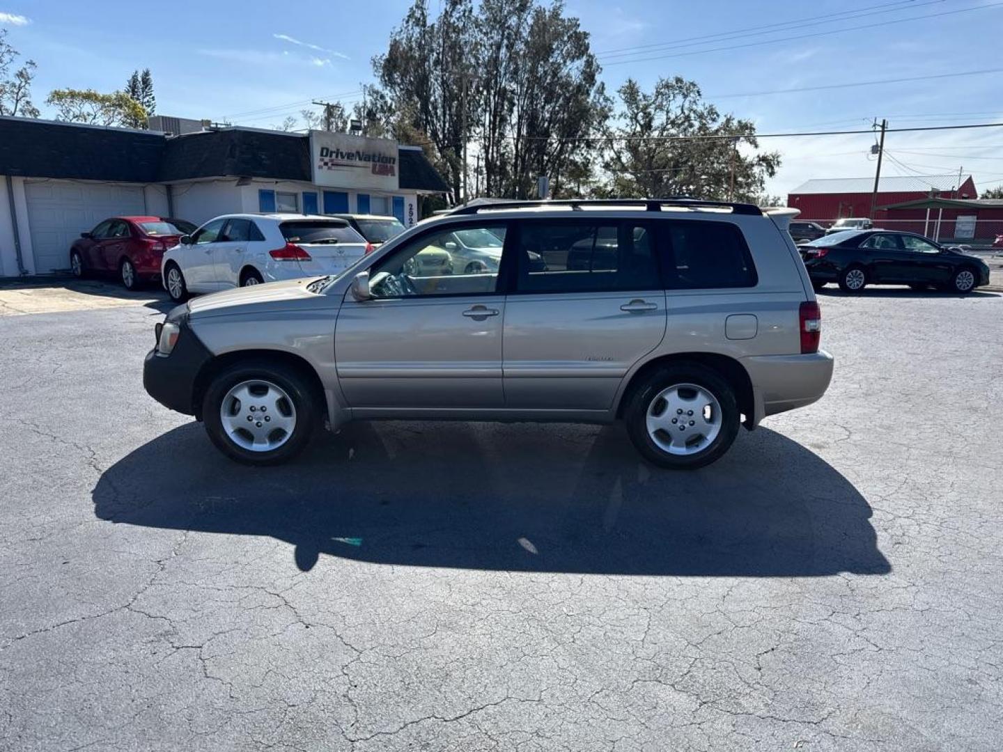 2006 GOLD TOYOTA HIGHLANDER LIMITED (JTEDP21A460) with an 3.3L engine, Automatic transmission, located at 2929 9th St. West, Bradenton, 34205, (941) 242-2810, 27.473591, -82.570679 - Thanks for inquring into DriveNation USA! All vehicles listed can be viewed at www.drivenationusa.com for vehicle history reports and additonal info. We cannot quote any terms such as down payments or monthly payments without an application. You can apply directly at www.drivenationusa.com or by con - Photo#4