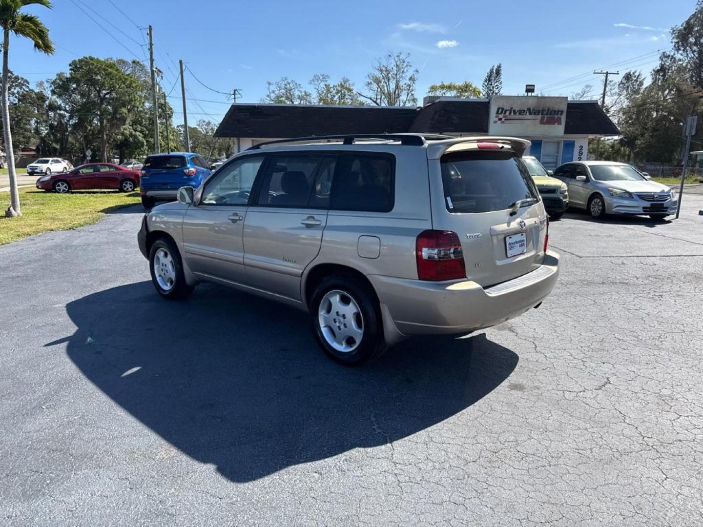 2006 GOLD TOYOTA HIGHLANDER LIMITED (JTEDP21A460) with an 3.3L engine, Automatic transmission, located at 2929 9th St. West, Bradenton, 34205, (941) 242-2810, 27.473591, -82.570679 - Thanks for inquring into DriveNation USA! All vehicles listed can be viewed at www.drivenationusa.com for vehicle history reports and additonal info. We cannot quote any terms such as down payments or monthly payments without an application. You can apply directly at www.drivenationusa.com or by con - Photo#5