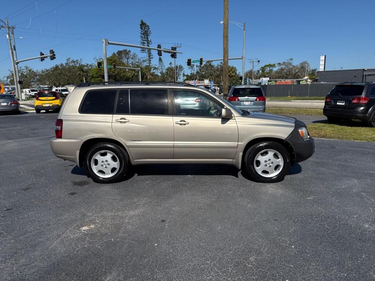 2006 GOLD TOYOTA HIGHLANDER LIMITED (JTEDP21A460) with an 3.3L engine, Automatic transmission, located at 2929 9th St. West, Bradenton, 34205, (941) 242-2810, 27.473591, -82.570679 - Thanks for inquring into DriveNation USA! All vehicles listed can be viewed at www.drivenationusa.com for vehicle history reports and additonal info. We cannot quote any terms such as down payments or monthly payments without an application. You can apply directly at www.drivenationusa.com or by con - Photo#8