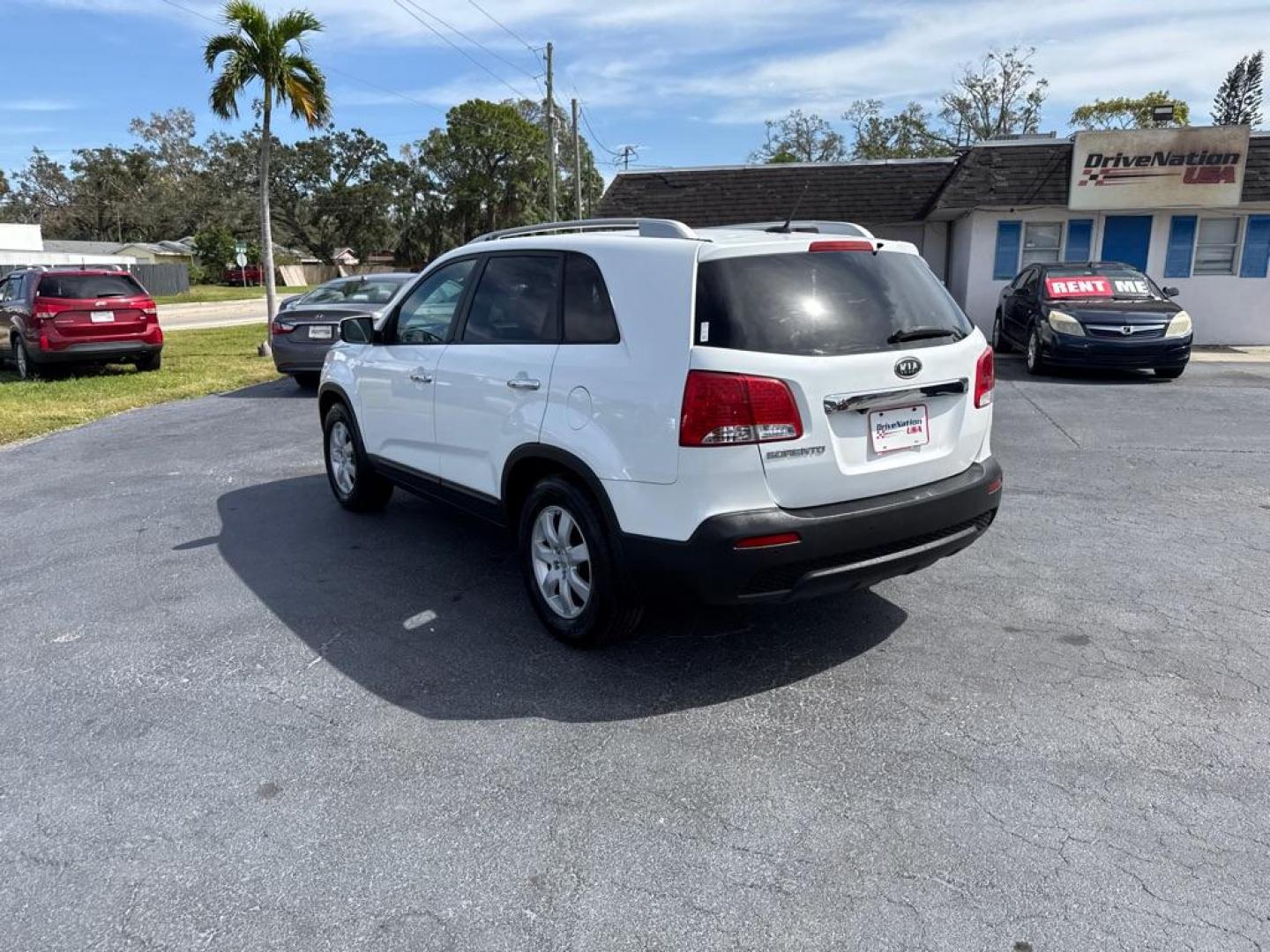 2013 WHITE KIA SORENTO LX (5XYKT3A61DG) with an 2.4L engine, Automatic transmission, located at 2929 9th St. West, Bradenton, 34205, (941) 242-2810, 27.473591, -82.570679 - Thanks for inquring into DriveNation USA! All vehicles listed can be viewed at www.drivenationusa.com for vehicle history reports and additonal info. We cannot quote any terms such as down payments or monthly payments without an application. You can apply directly at www.drivenationusa.com or by con - Photo#5