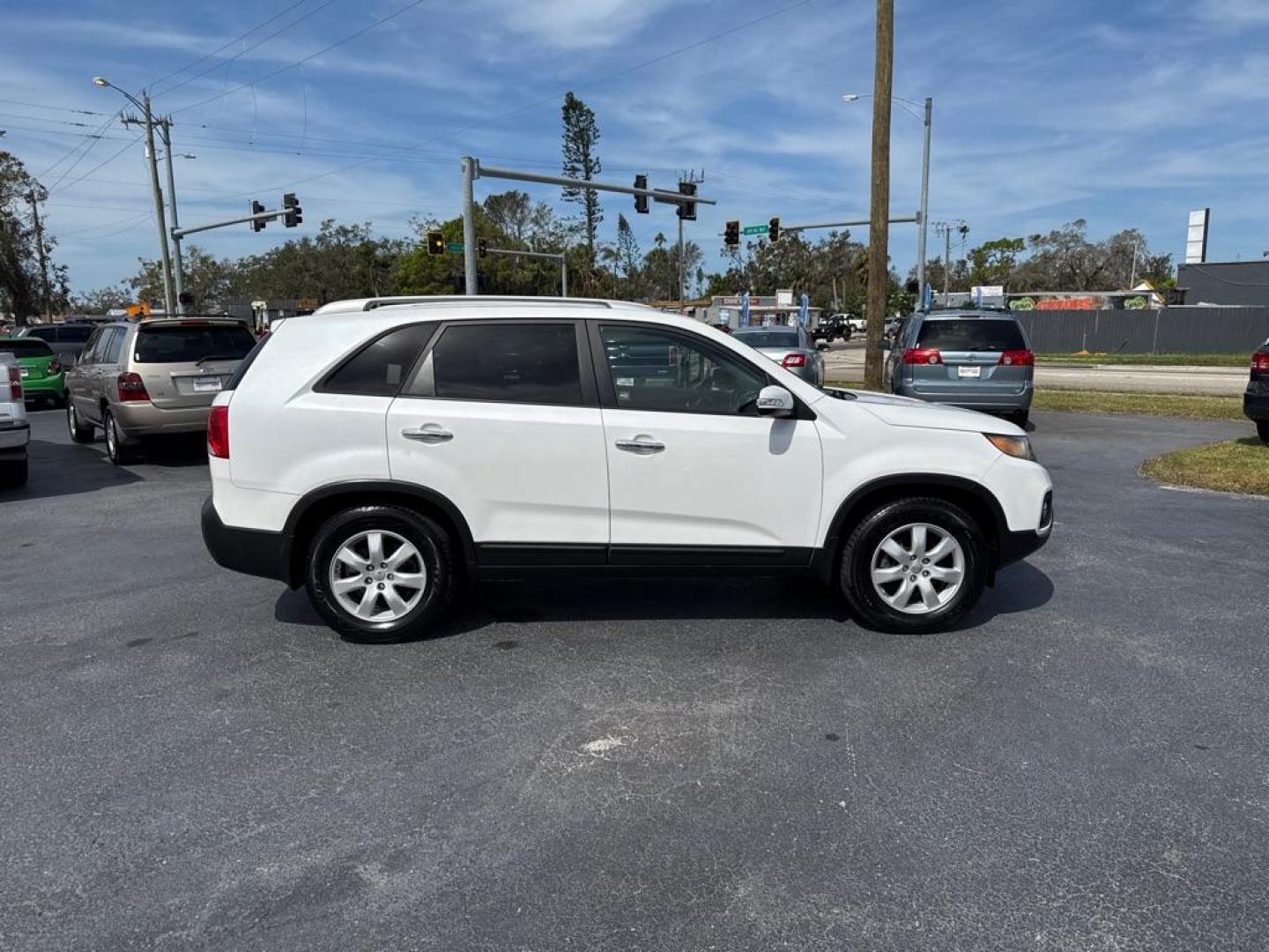 2013 WHITE KIA SORENTO LX (5XYKT3A61DG) with an 2.4L engine, Automatic transmission, located at 2929 9th St. West, Bradenton, 34205, (941) 242-2810, 27.473591, -82.570679 - Thanks for inquring into DriveNation USA! All vehicles listed can be viewed at www.drivenationusa.com for vehicle history reports and additonal info. We cannot quote any terms such as down payments or monthly payments without an application. You can apply directly at www.drivenationusa.com or by con - Photo#8