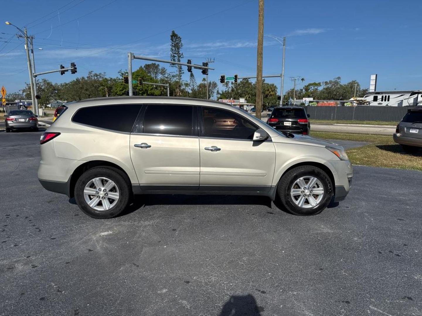 2014 SILVER CHEVROLET TRAVERSE LT (1GNKRGKD9EJ) with an 3.6L engine, Automatic transmission, located at 2929 9th St. West, Bradenton, 34205, (941) 242-2810, 27.473591, -82.570679 - Photo#7