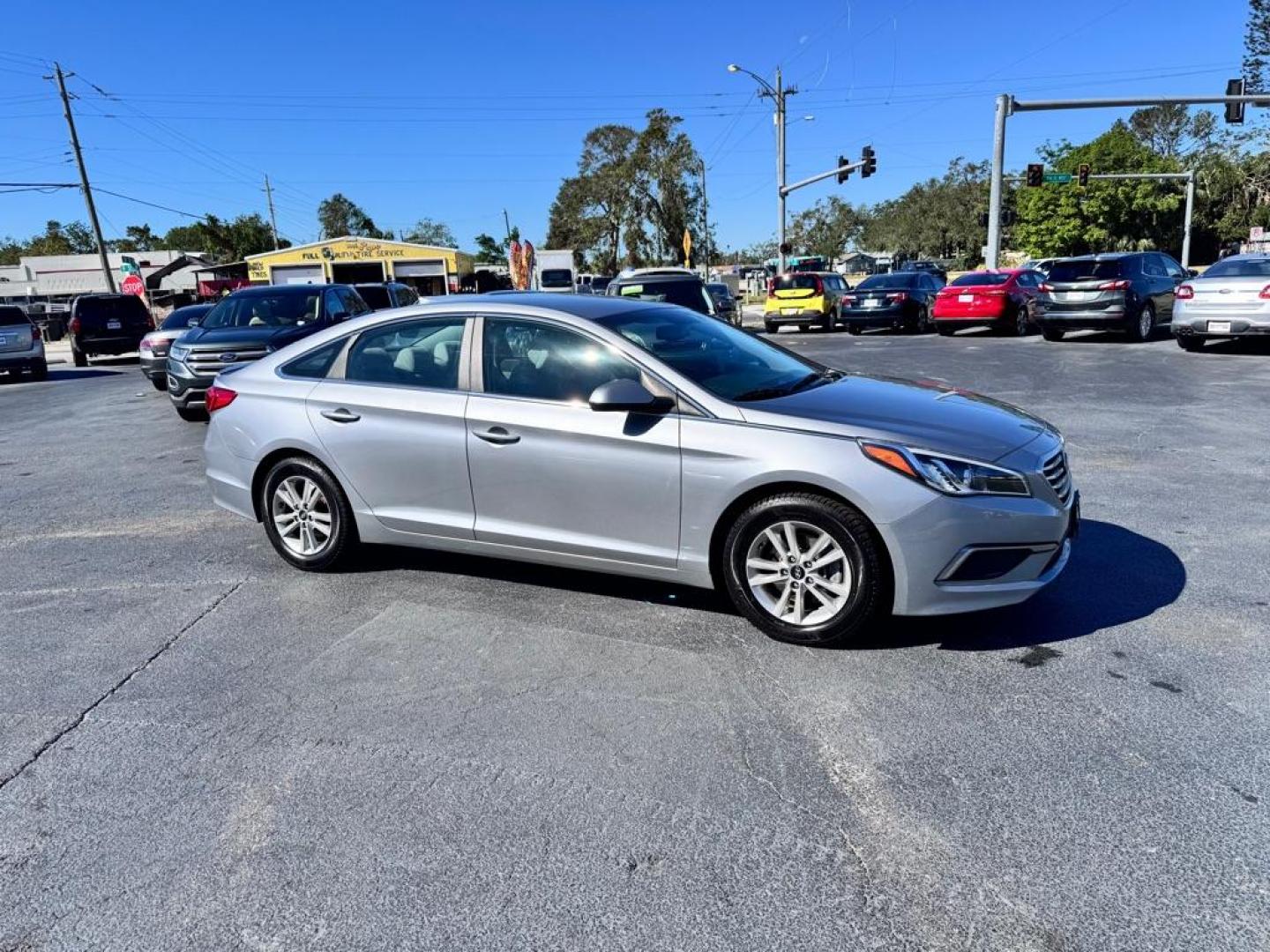 2016 SILVER HYUNDAI SONATA SE (5NPE24AF0GH) with an 2.4L engine, Automatic transmission, located at 2929 9th St. West, Bradenton, 34205, (941) 242-2810, 27.473591, -82.570679 - Photo#1