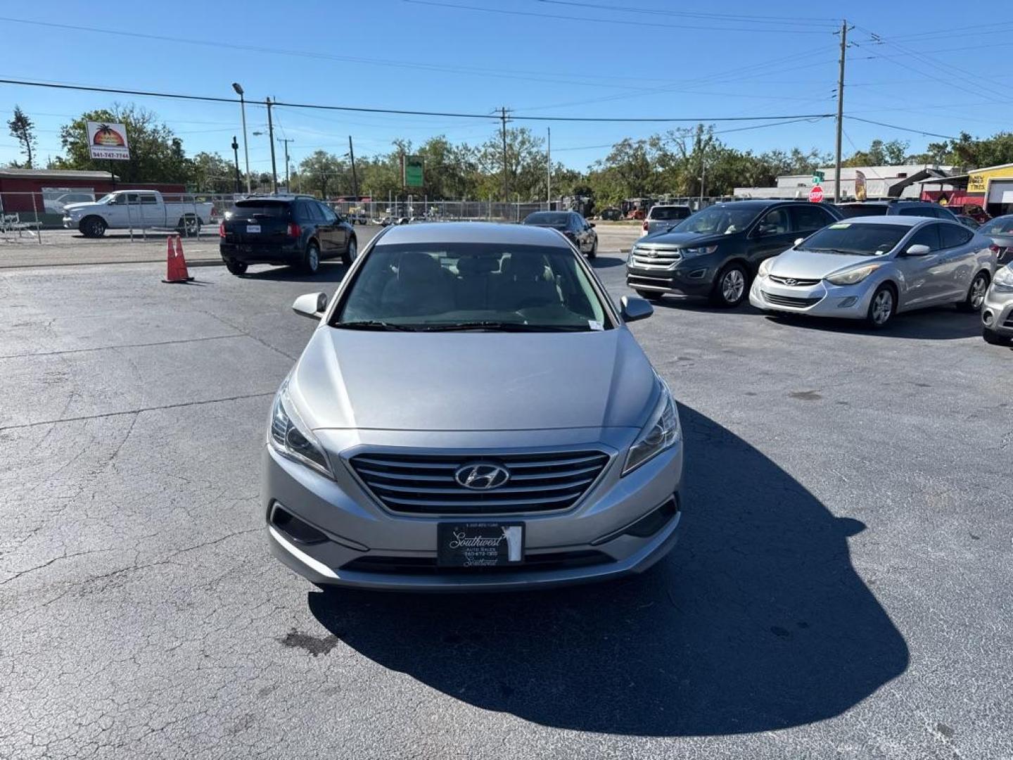 2016 SILVER HYUNDAI SONATA SE (5NPE24AF0GH) with an 2.4L engine, Automatic transmission, located at 2929 9th St. West, Bradenton, 34205, (941) 242-2810, 27.473591, -82.570679 - Photo#2