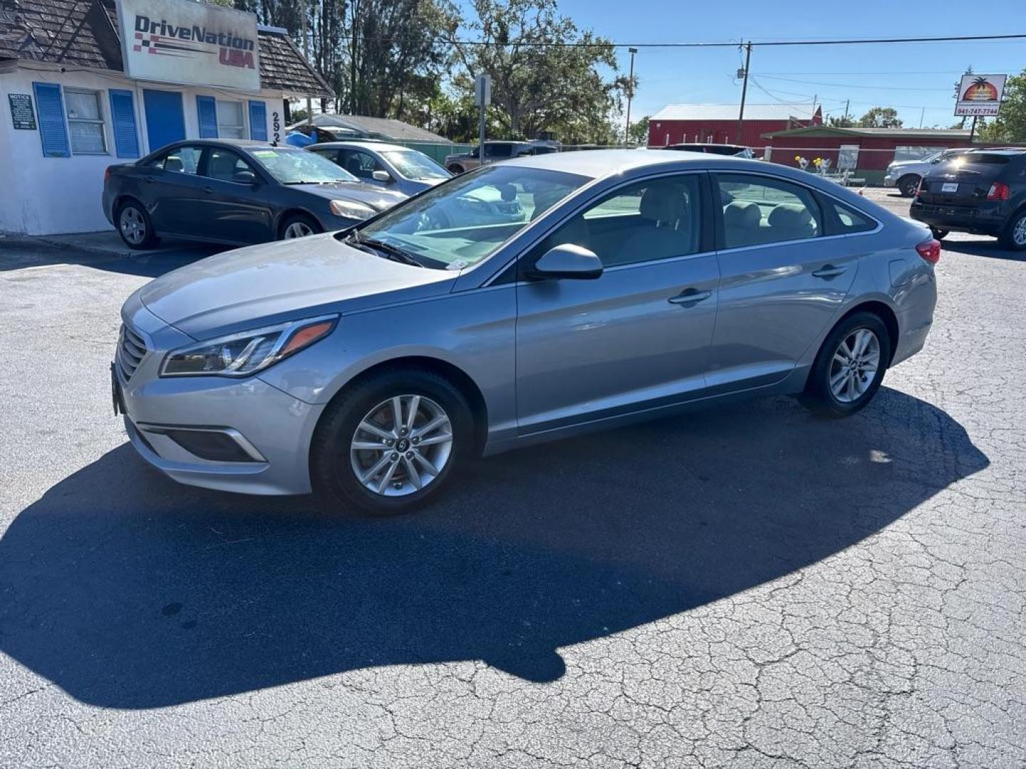 2016 SILVER HYUNDAI SONATA SE (5NPE24AF0GH) with an 2.4L engine, Automatic transmission, located at 2929 9th St. West, Bradenton, 34205, (941) 242-2810, 27.473591, -82.570679 - Photo#3