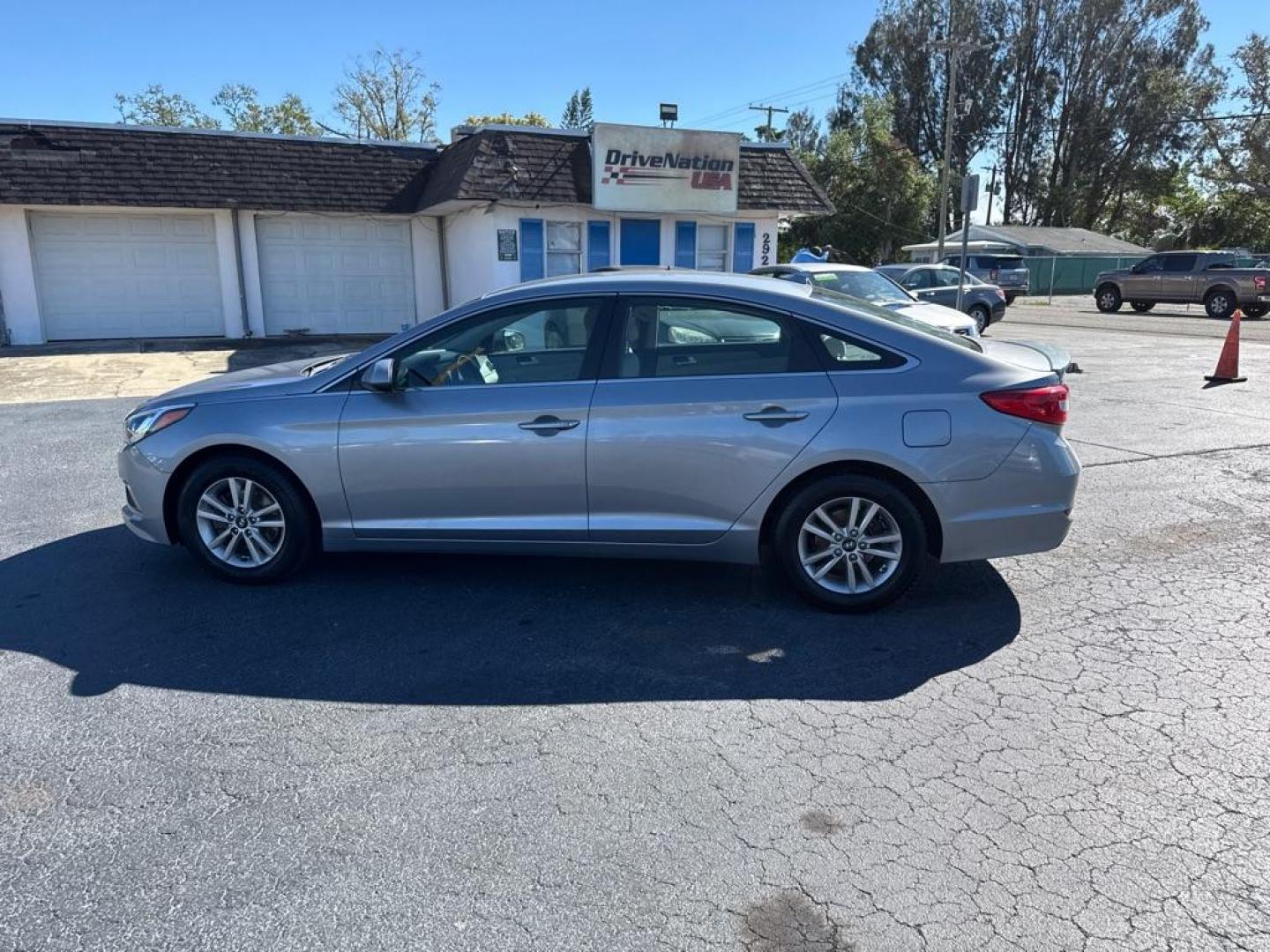 2016 SILVER HYUNDAI SONATA SE (5NPE24AF0GH) with an 2.4L engine, Automatic transmission, located at 2929 9th St. West, Bradenton, 34205, (941) 242-2810, 27.473591, -82.570679 - Photo#4