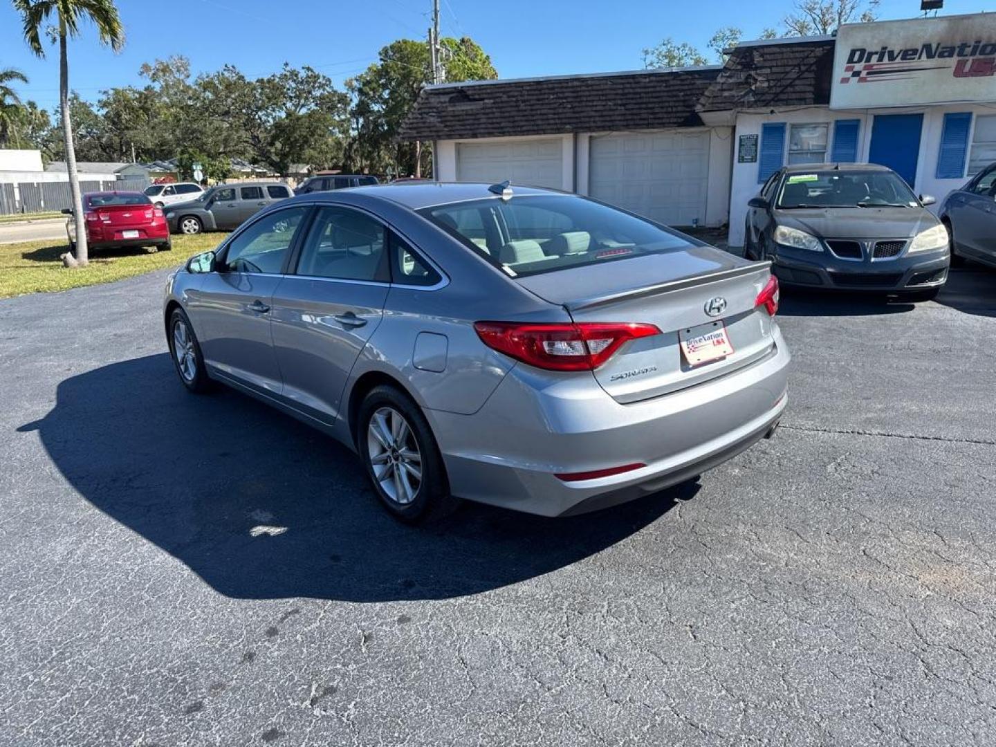 2016 SILVER HYUNDAI SONATA SE (5NPE24AF0GH) with an 2.4L engine, Automatic transmission, located at 2929 9th St. West, Bradenton, 34205, (941) 242-2810, 27.473591, -82.570679 - Photo#5