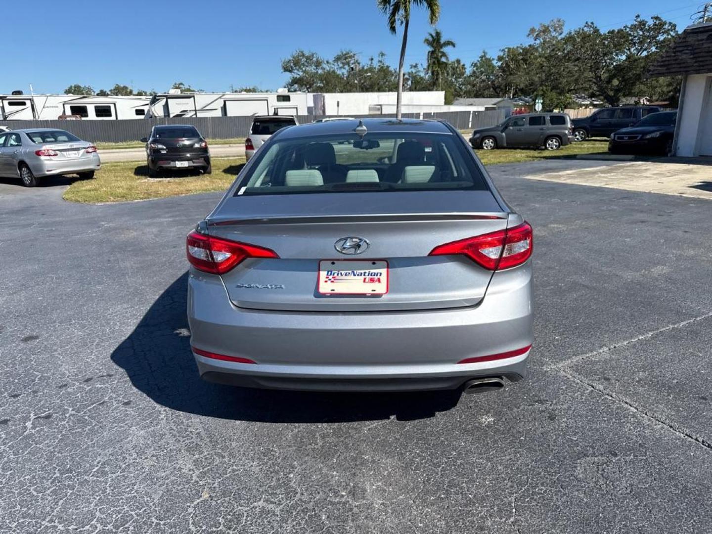 2016 SILVER HYUNDAI SONATA SE (5NPE24AF0GH) with an 2.4L engine, Automatic transmission, located at 2929 9th St. West, Bradenton, 34205, (941) 242-2810, 27.473591, -82.570679 - Photo#6