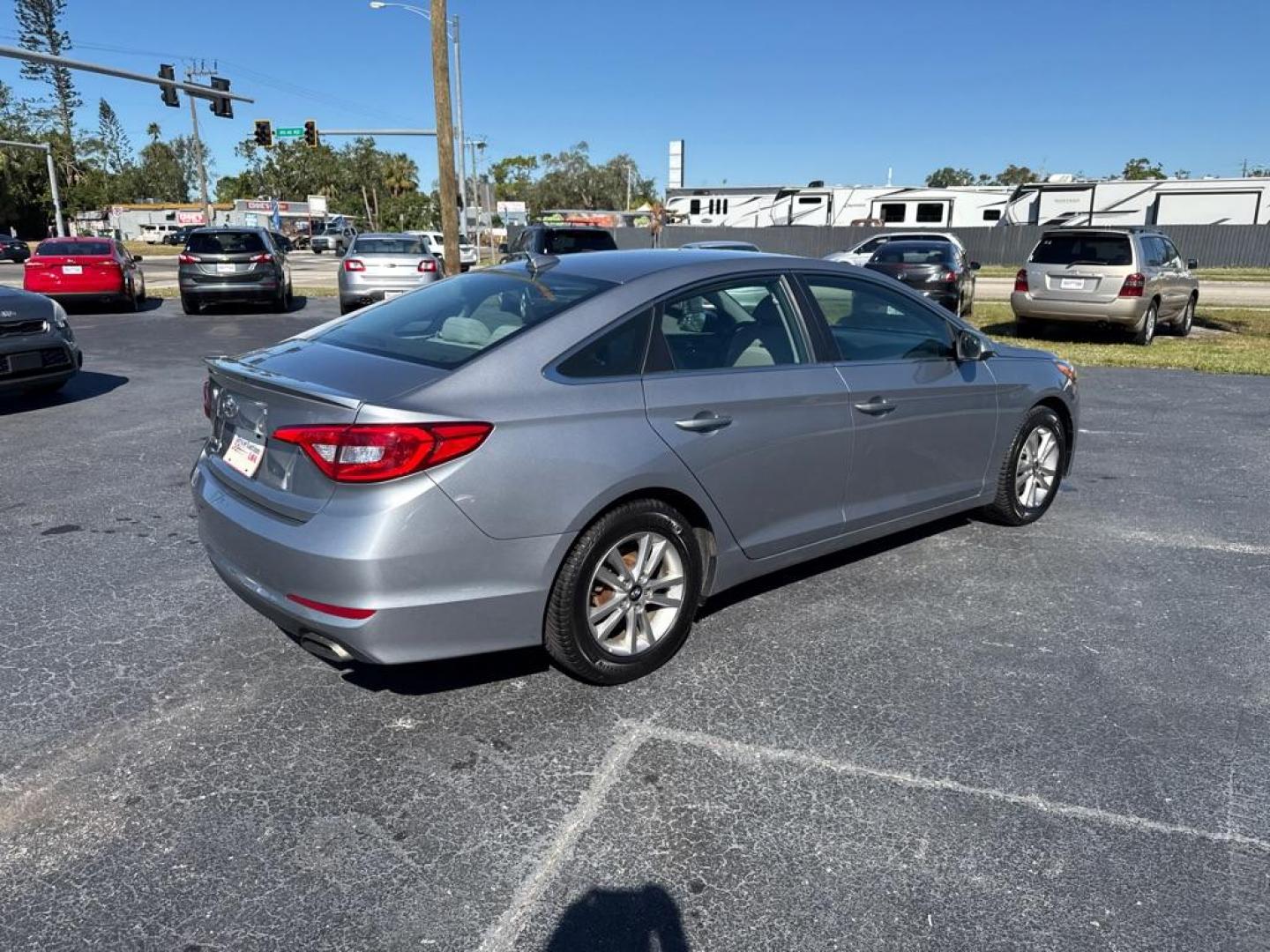 2016 SILVER HYUNDAI SONATA SE (5NPE24AF0GH) with an 2.4L engine, Automatic transmission, located at 2929 9th St. West, Bradenton, 34205, (941) 242-2810, 27.473591, -82.570679 - Photo#7