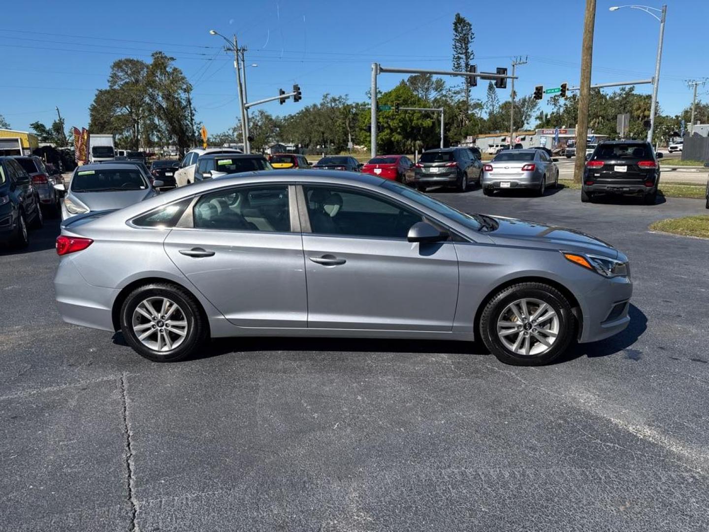 2016 SILVER HYUNDAI SONATA SE (5NPE24AF0GH) with an 2.4L engine, Automatic transmission, located at 2929 9th St. West, Bradenton, 34205, (941) 242-2810, 27.473591, -82.570679 - Photo#8