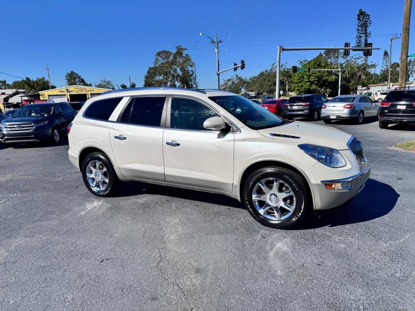 2008 WHITE BUICK ENCLAVE CXL (5GAER23778J) with an 3.6L engine, Automatic transmission, located at 2929 9th St. West, Bradenton, 34205, (941) 242-2810, 27.473591, -82.570679 - Thanks for inquring into DriveNation USA! All vehicles listed can be viewed at www.drivenationusa.com for vehicle history reports and additonal info. We cannot quote any terms such as down payments or monthly payments without an application. You can apply directly at www.drivenationusa.com or by con - Photo#0