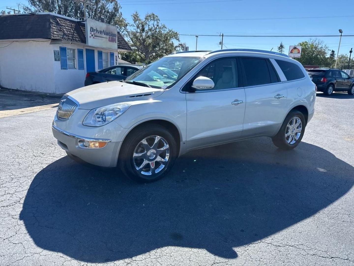 2008 WHITE BUICK ENCLAVE CXL (5GAER23778J) with an 3.6L engine, Automatic transmission, located at 2929 9th St. West, Bradenton, 34205, (941) 242-2810, 27.473591, -82.570679 - Photo#3